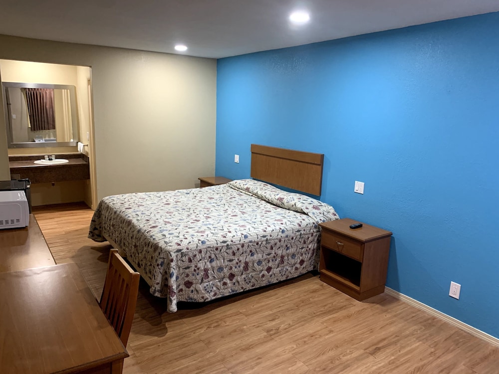 OYO Blue Star Inn 17/65