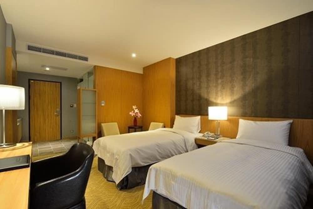 Friend Hotel Yoyo 13/67