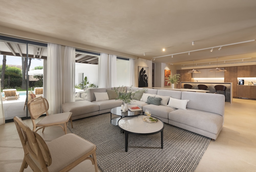 Host Villas & Suites 40/50
