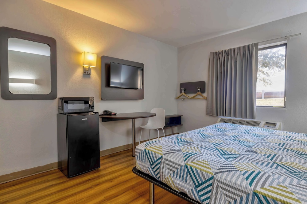 1 King Bed - Mob Acc RI Shwr Nsmk Minifridg