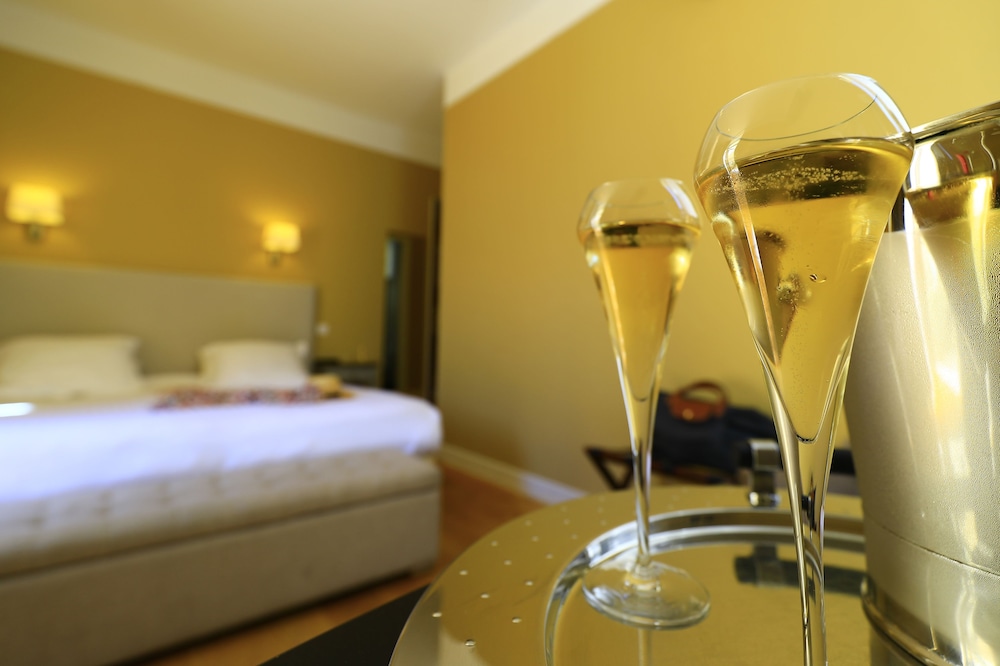 Hotel Le Renoir 24/36