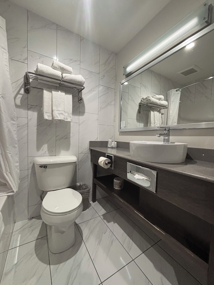 غرفة بسريرين كوين بمطبخ، Super 8 by Wyndham Macleod Trail Calgary 4/4