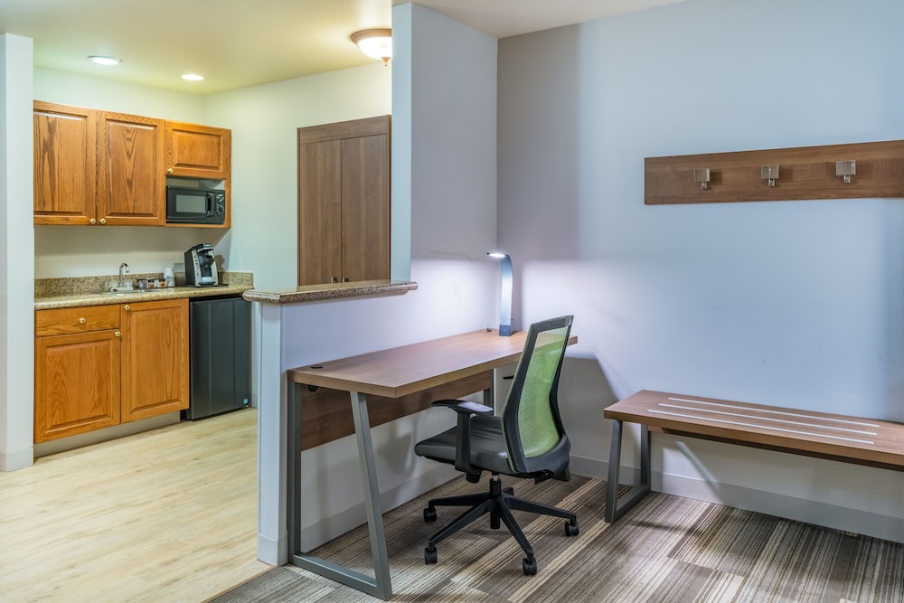Holiday Inn Express & Suites Rocky Mount/Smith Mtn Lake 63/75