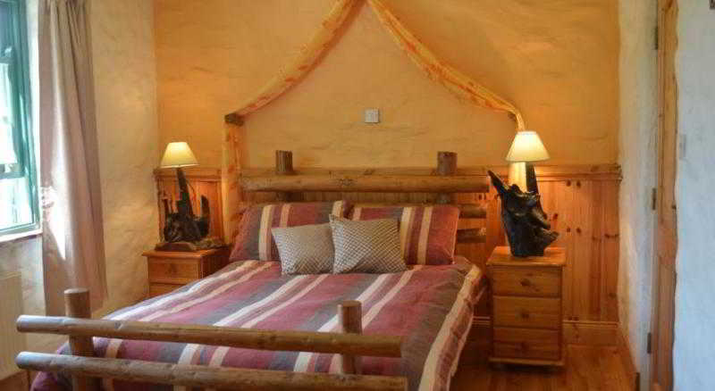 Room at Lissyclearig Thatch Cottage, KENMARE