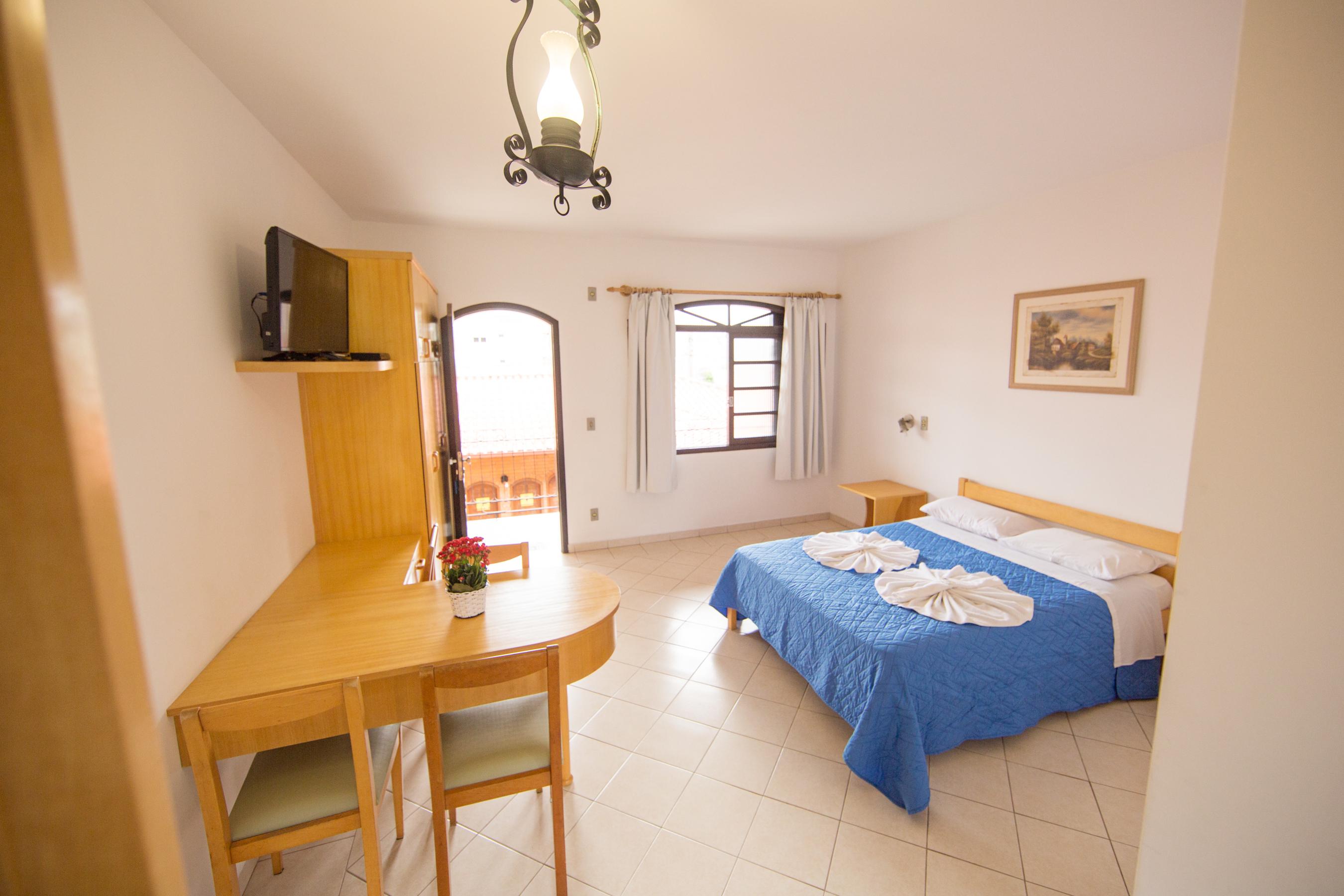 غرفة بسرير مزدوج