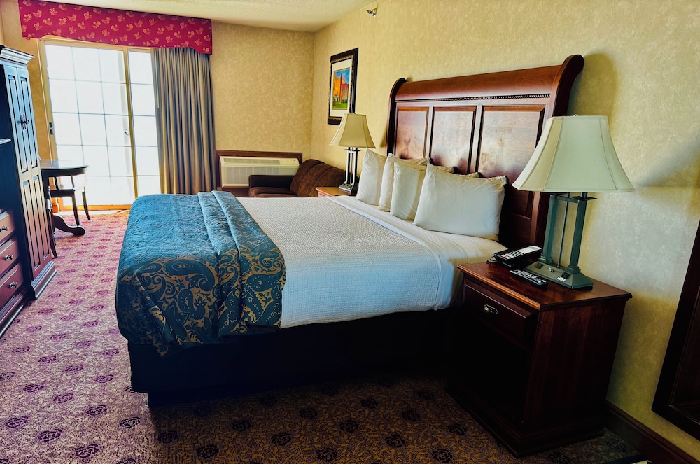 غرفة ديلوكس بسرير كينج بإطلالة على البحيرة مع أريكة بحوض جاكوزي، Hamilton Inn Select Beachfront 3/7