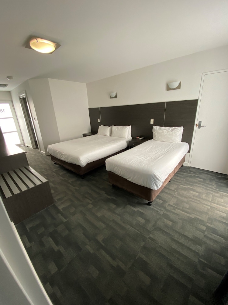 Brighton Hotel Motel 12/44