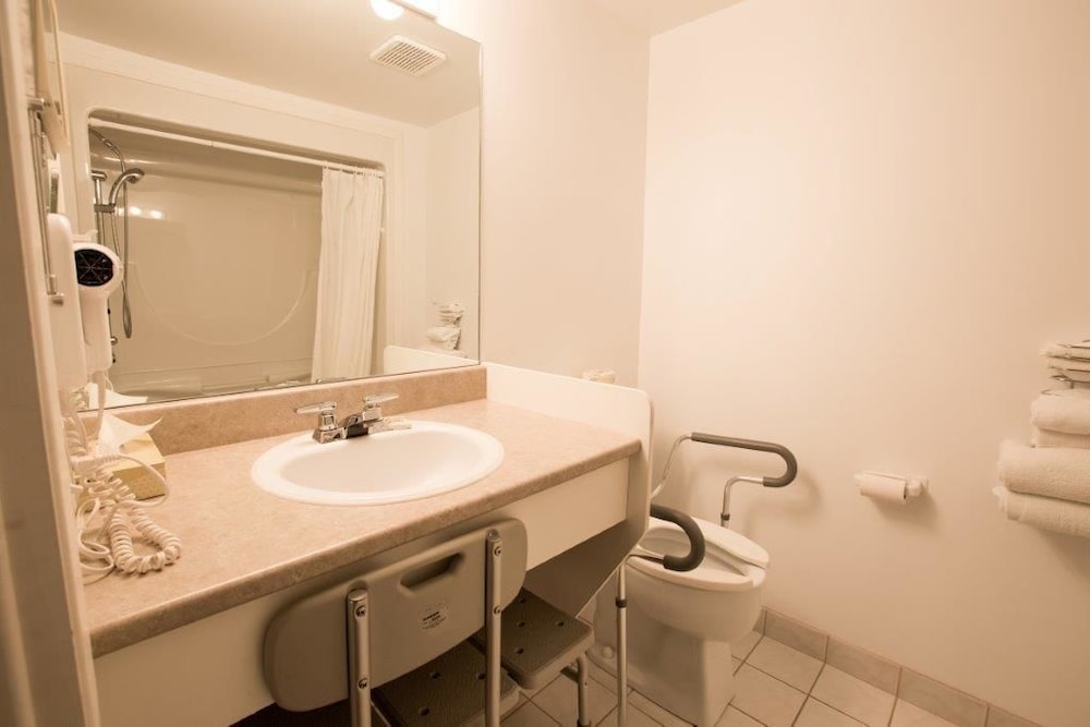 Travelodge by Wyndham Drummondville 50/50