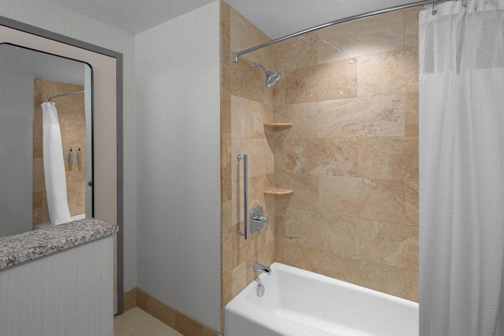 جناح أساسي بسرير كينج مع أريكة لذوي الإعاقة، COURTYARD AKRON DOWNTOWN 3/4