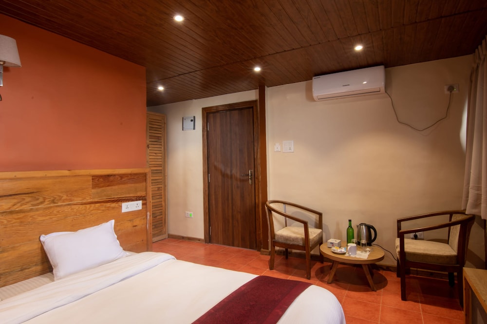 Everest Manla Resort 10/50