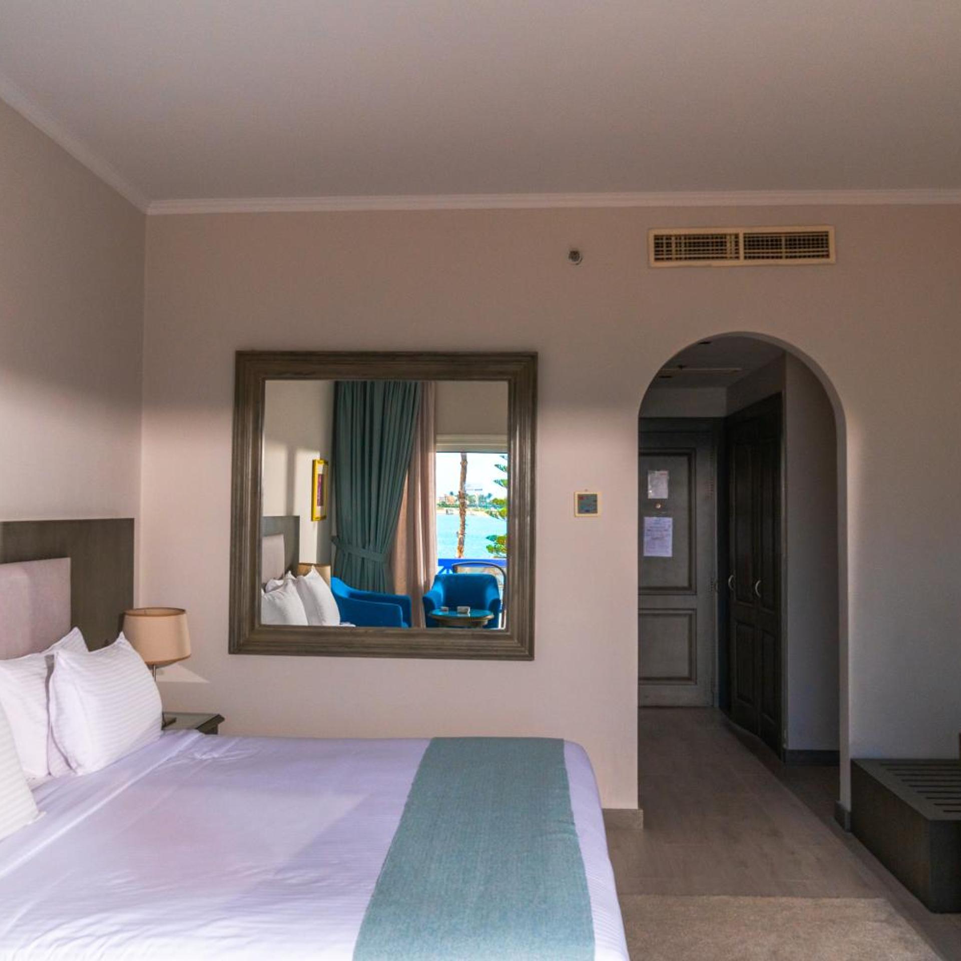 غرفة بسرير مزدوج أو سريرين منفصلين بإطلالة على البحر، M Hotels at Porto Marina 2/9