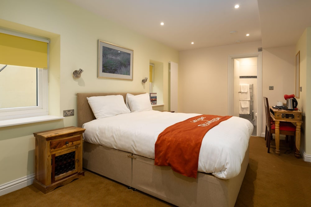 BASEMENT, DOUBLE BED, LARGE
