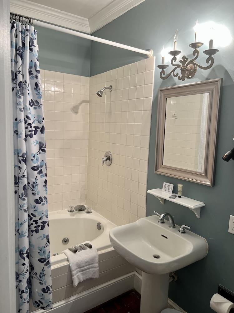 Barksdale House Inn 57/59