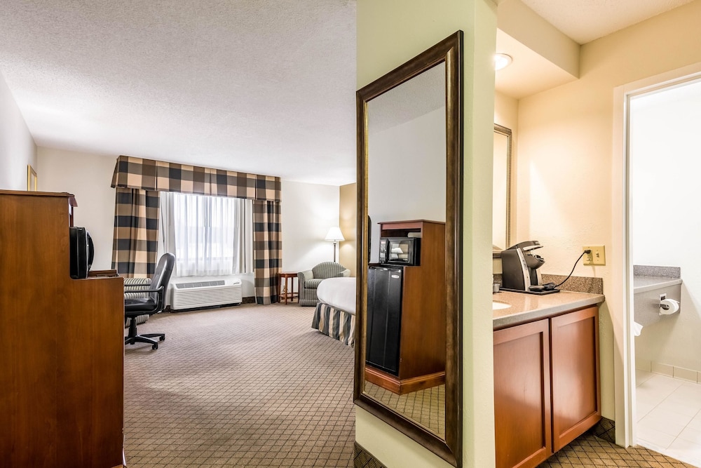 The Lux Hotel & Conference Center, Ascend Hotel Collection 26/39