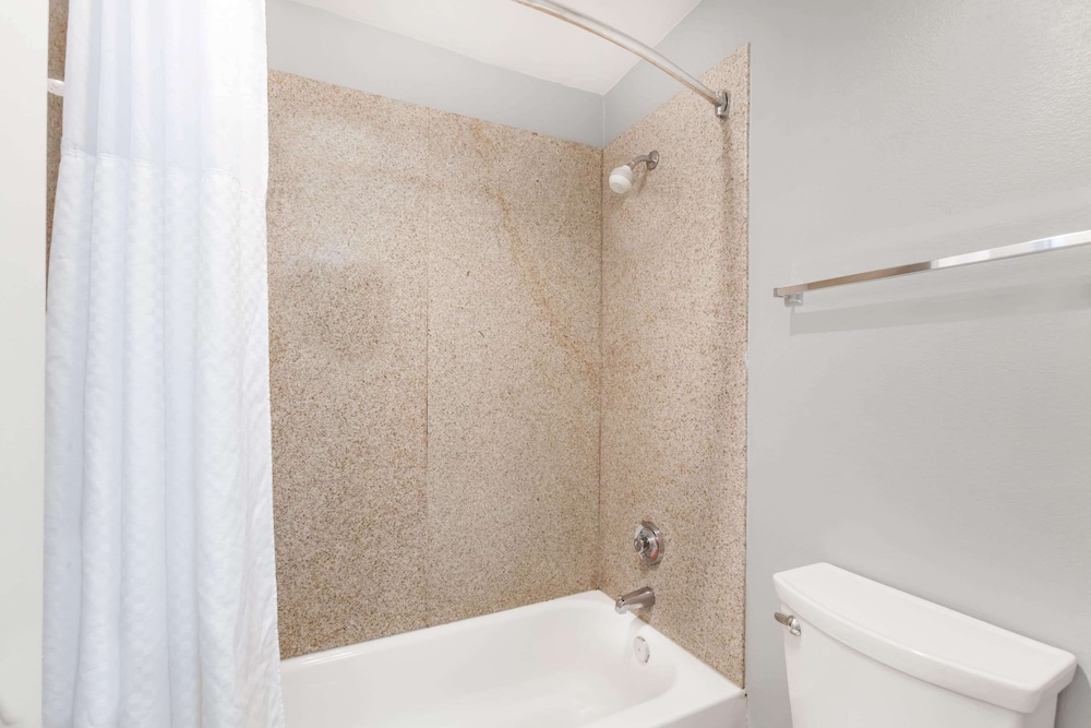Days Inn By Wyndham Austin/University/Downtown 32/32