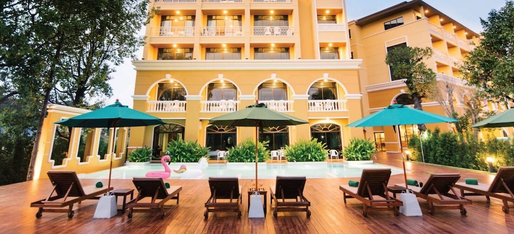 ROYAL PINEAPPLE HOTEL a welcome to wealth and good fortune 5/61