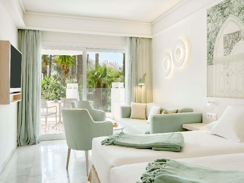 Room, Single, 2 Double Beds, Pool View