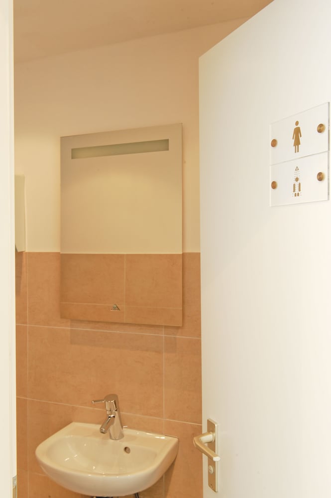 ECONOMY, SINGLE, SHARED BATHROOM