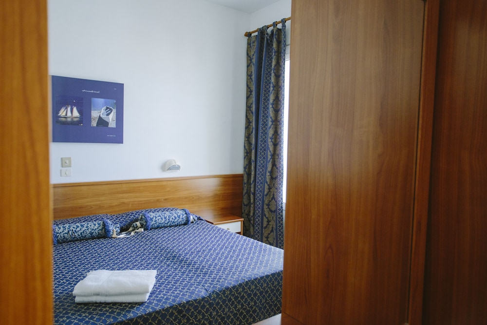 Hotel Paradiso 50/50