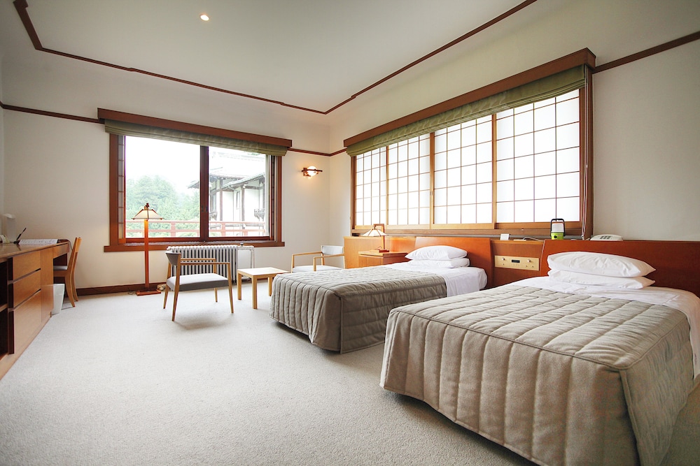 DELUXE, TWIN BEDS