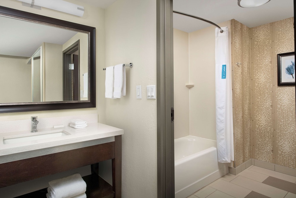 غرفة بسرير كينج مع أريكة، Hampton Inn Suites Alpharetta Ga 4/6