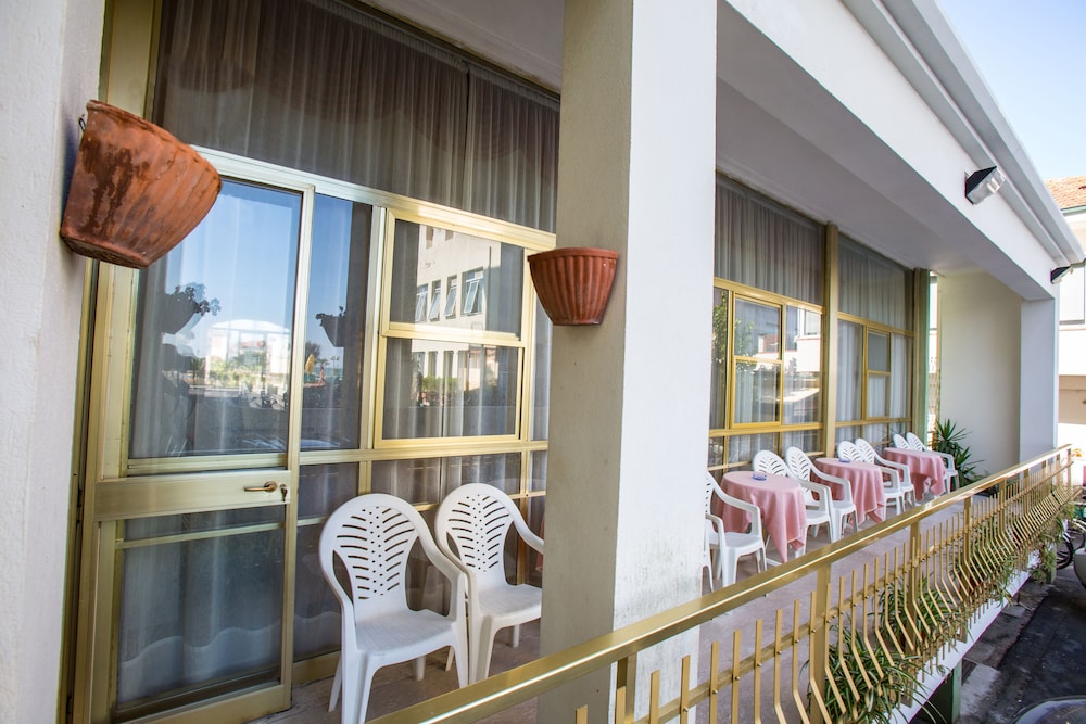 HOTEL DELFINO 2/24
