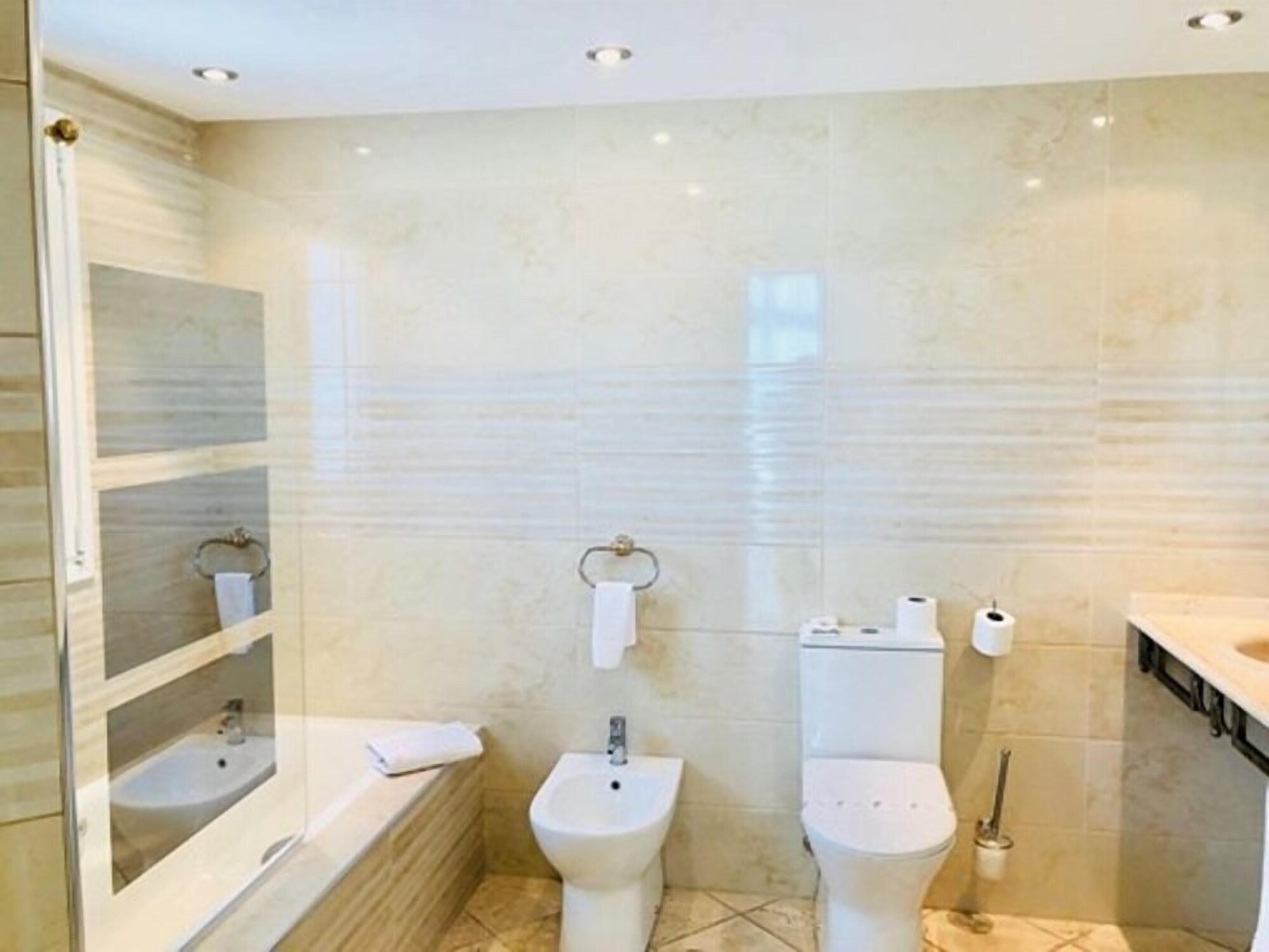 جناح سوبيريور بسريرين كينج بغرفتي نوم بحوض جاكوزي، Flamingo Suites 7/9