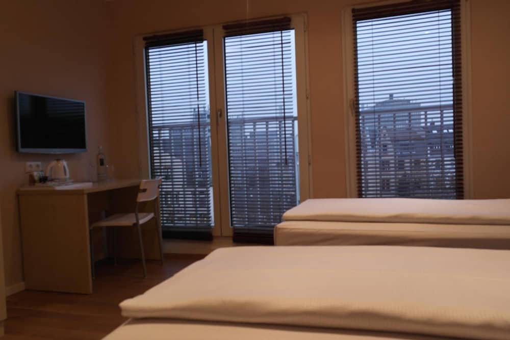 Hotel Attache 22/30