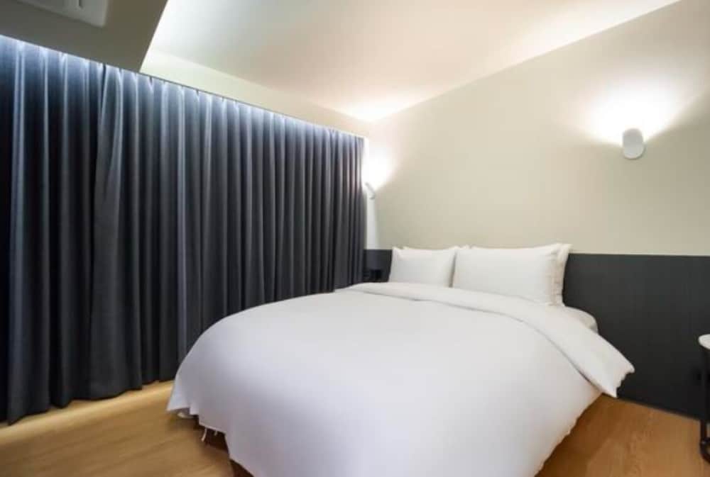 DELUXE, DOUBLE BED