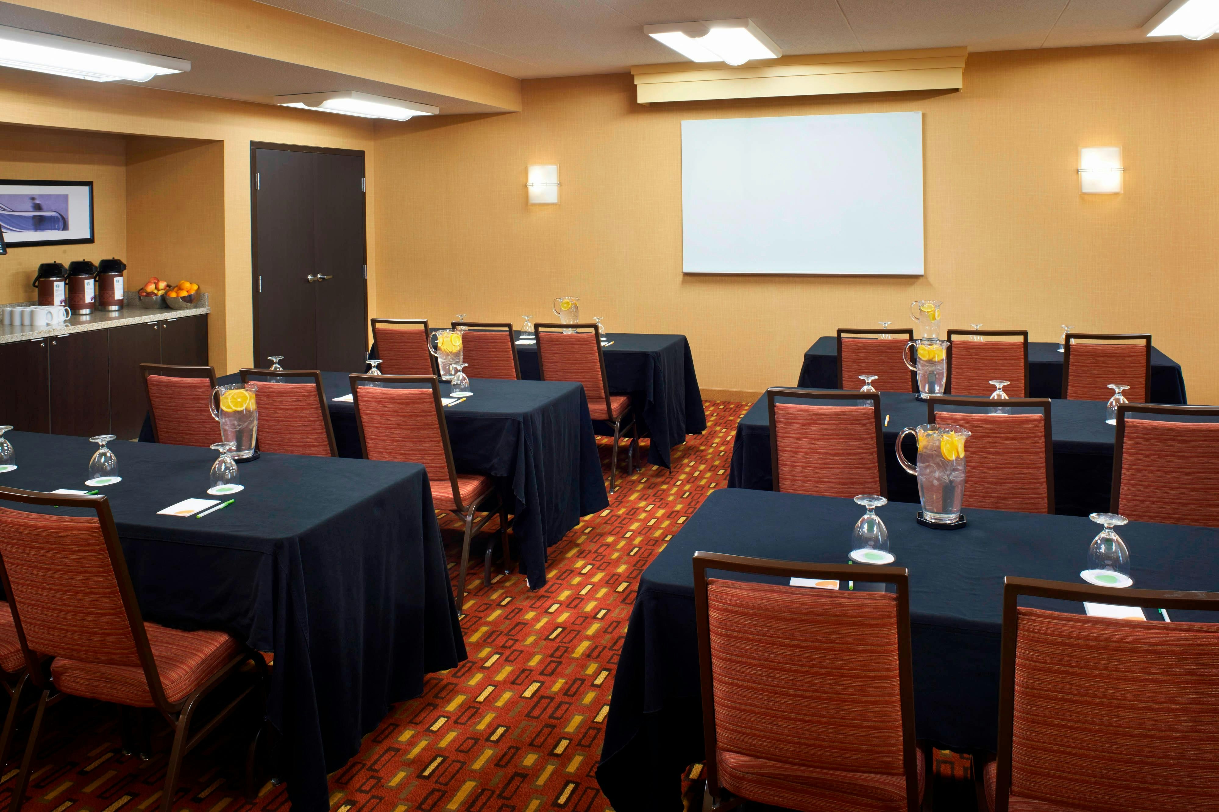 Courtyard by Marriott Toledo Airport Holland 12/15