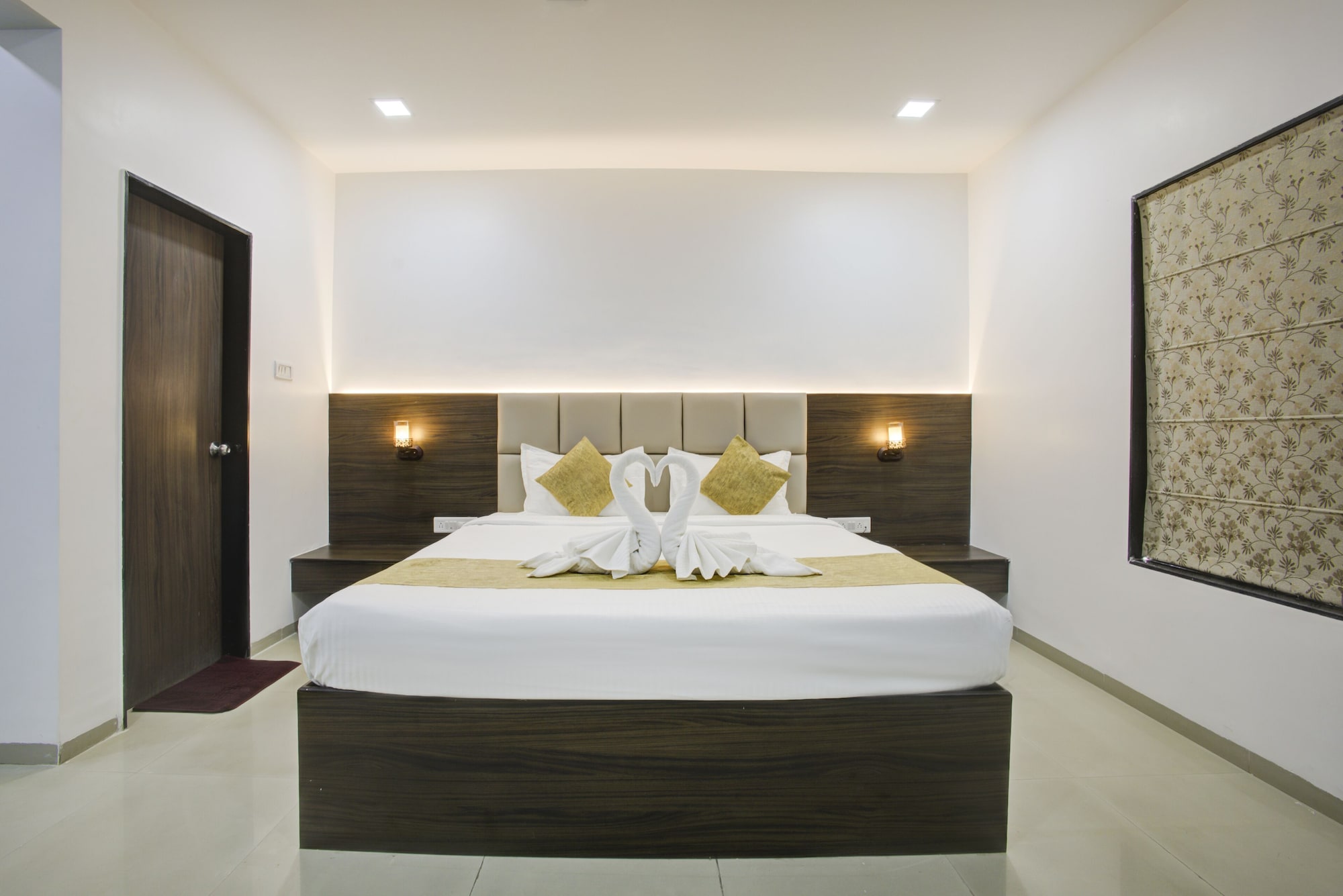 PREMIUM, STUDIO, SUITE, KING BED, CITY VIEW, ACCESSIBLE