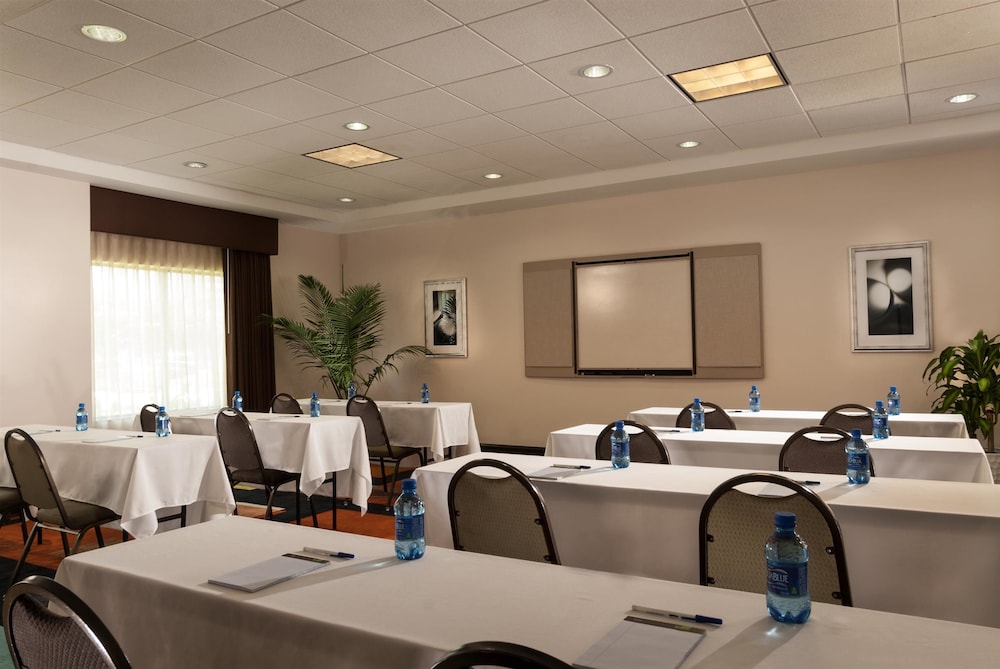 Spark by Hilton Houston Bush Intercontinental Airport 28/28