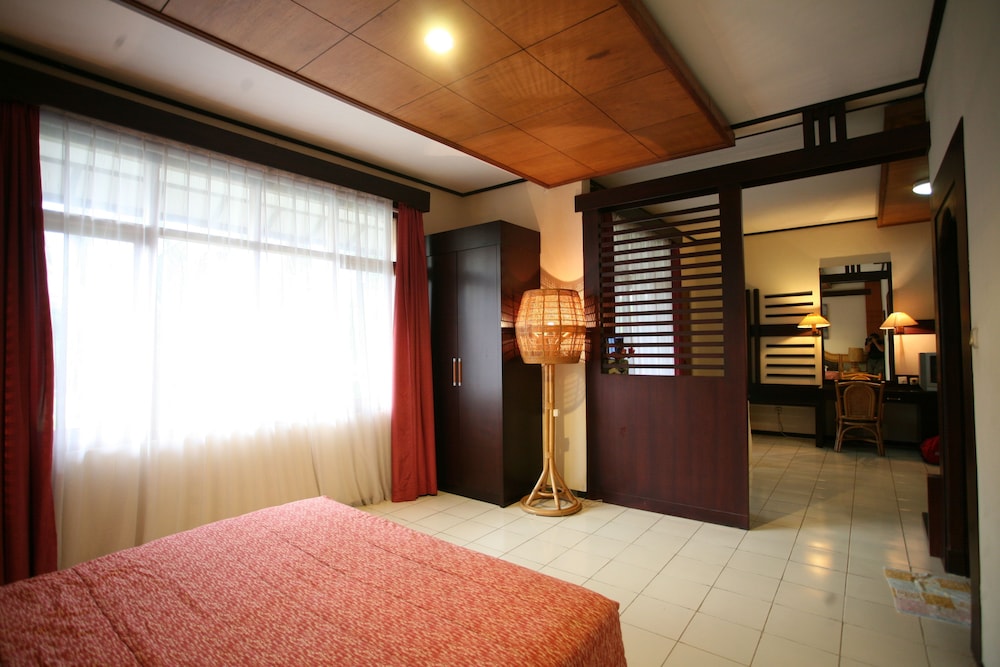 Puri Naga Beachfront Cottages 40/65