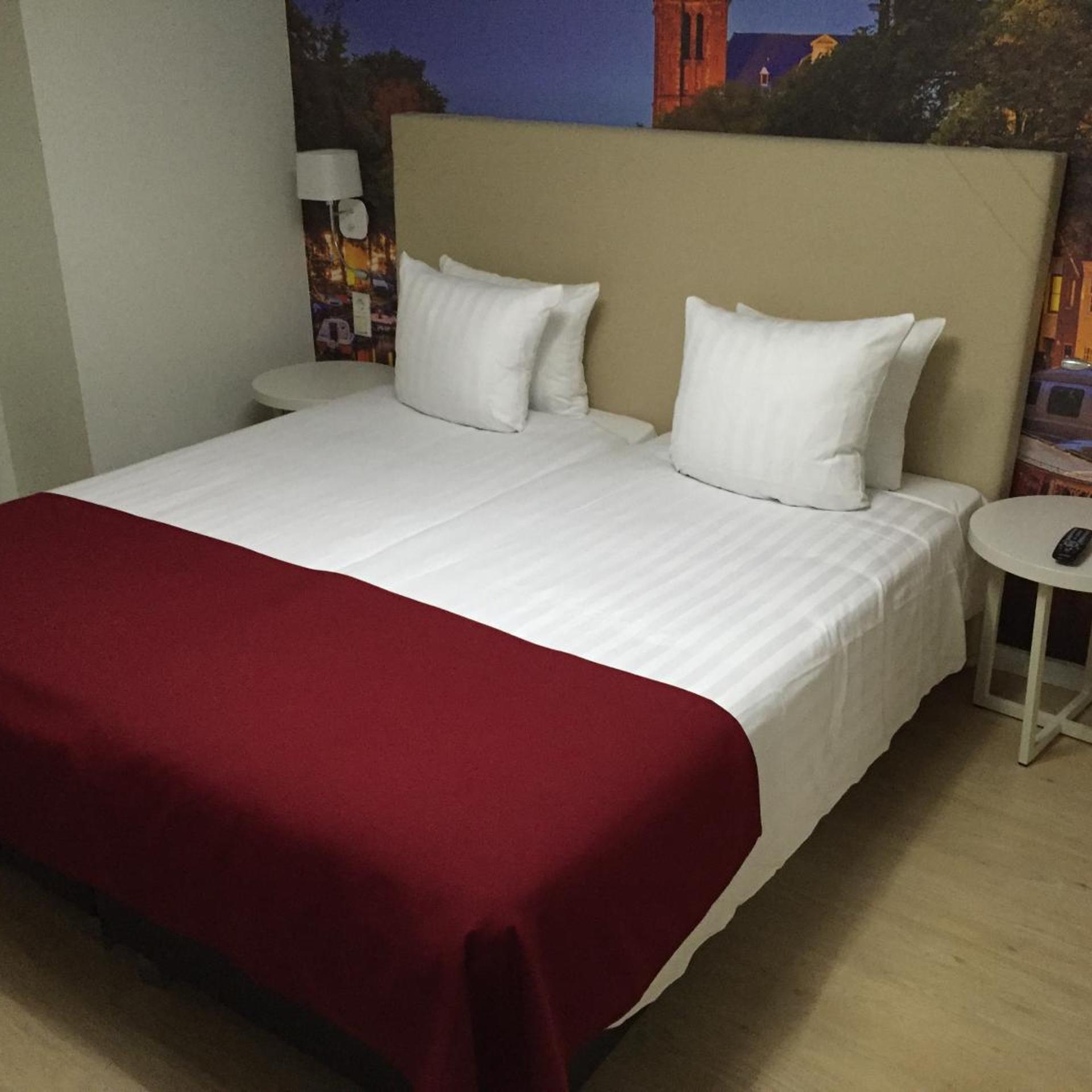 BUDGET, TWIN BEDS, NO WINDOW