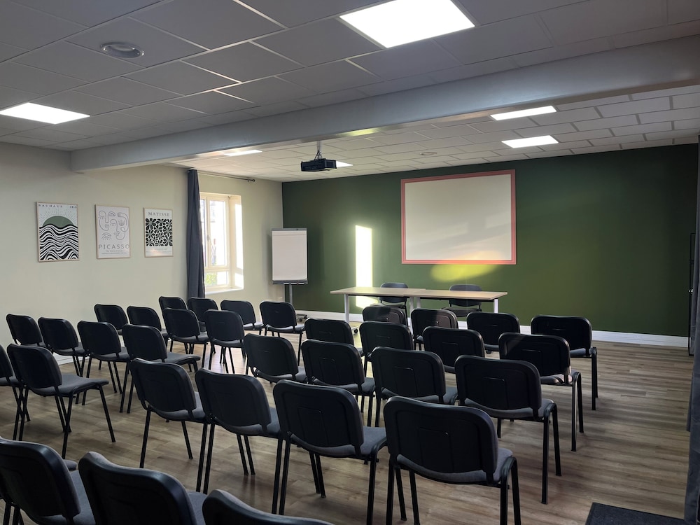 Brit Hotel Guingamp L Armor 40/50