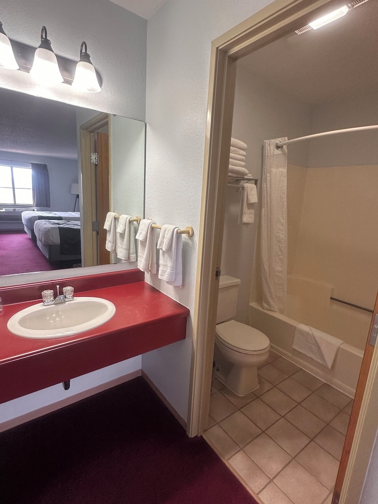 جناح بسريرين كوين مع أريكة، Pictured Rocks Inn & Suites 4/4