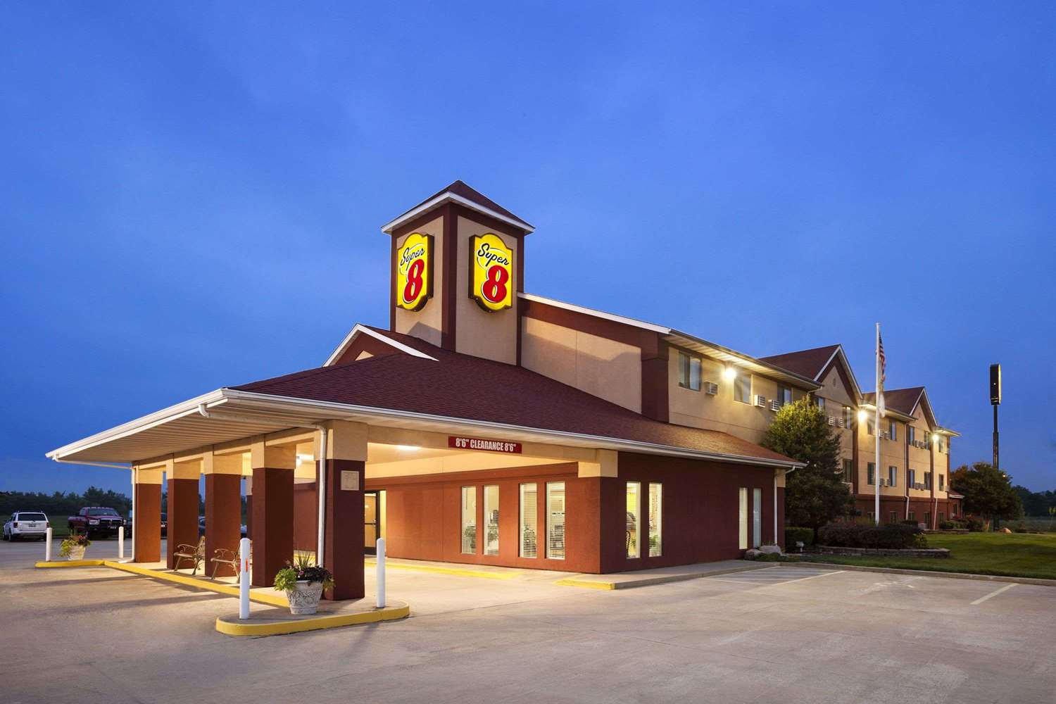 Super 8 by Wyndham Salem 1/9