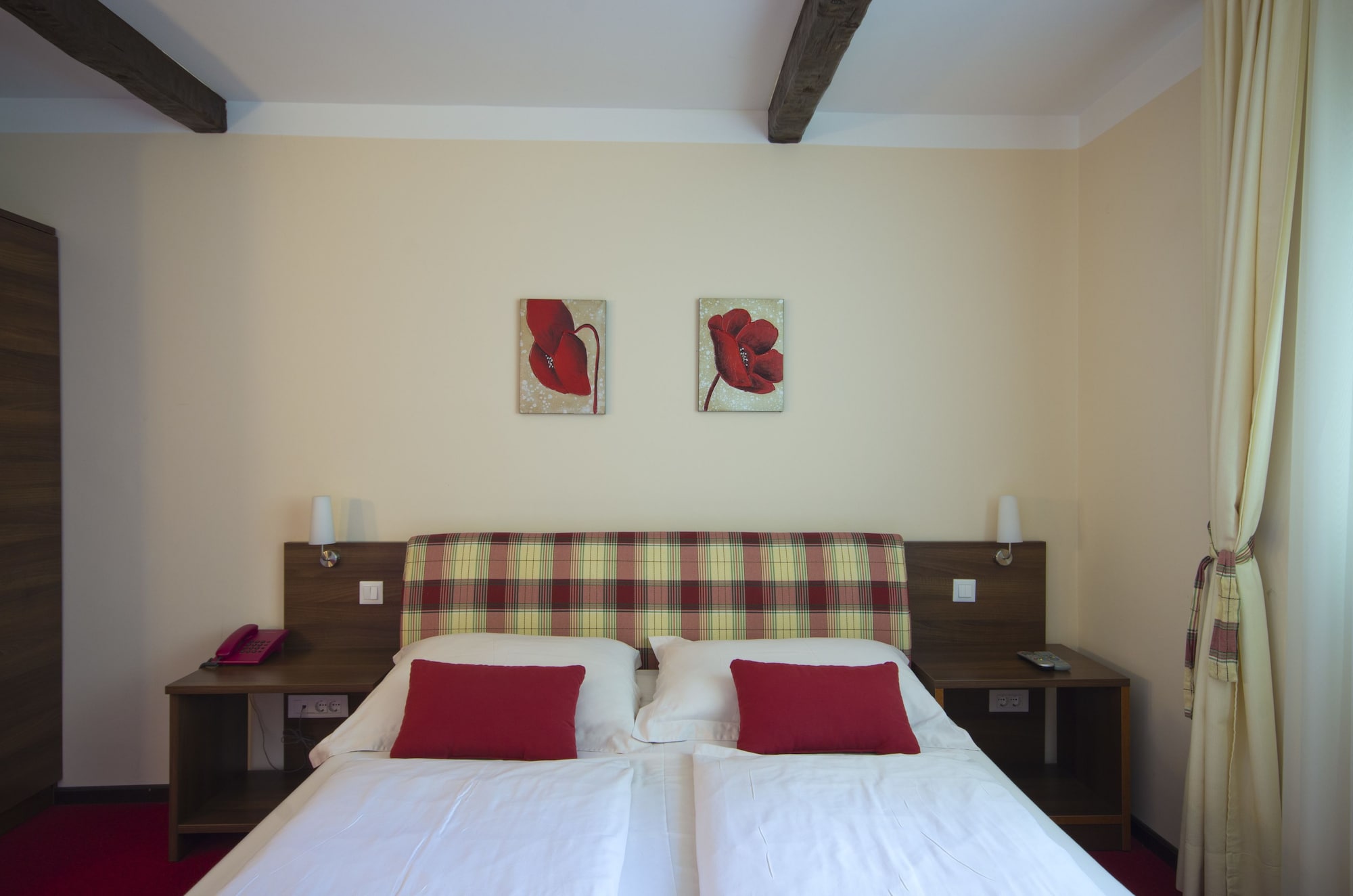 غرفة سوبيريور ثلاثية بسريرين منفصلين بإطلالة على الحديقة مع أريكة، Plitvice Holiday Resort 5/9
