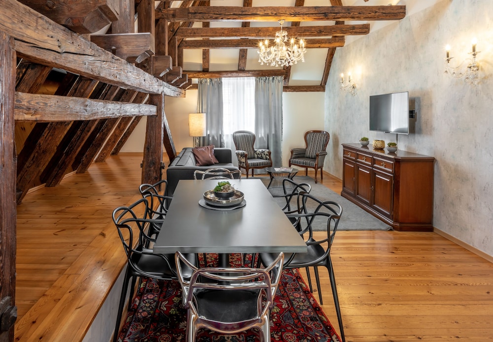 Chateau 9 Apartments by Adrez Living 39/50