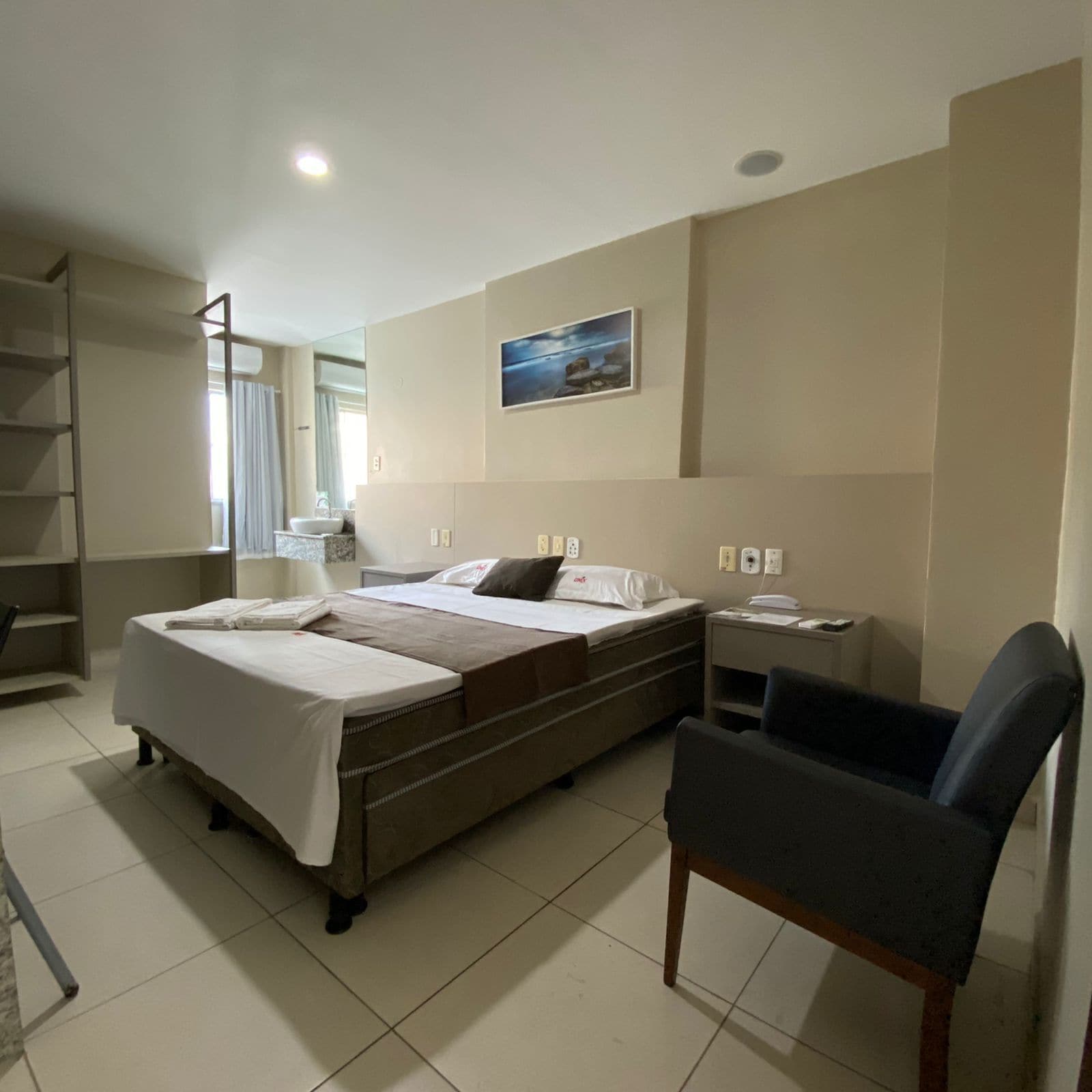 ROOM, SINGLE