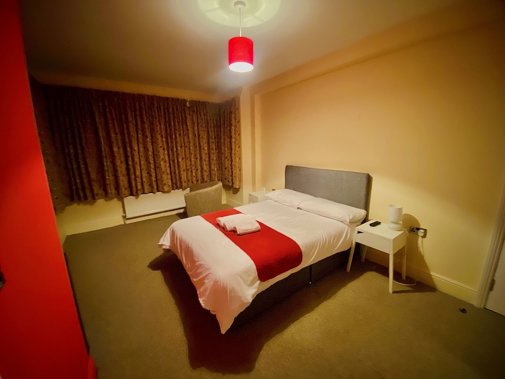 Station Hotel 18/23