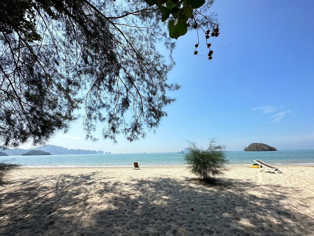 Pan Beach Bungalows 47/50
