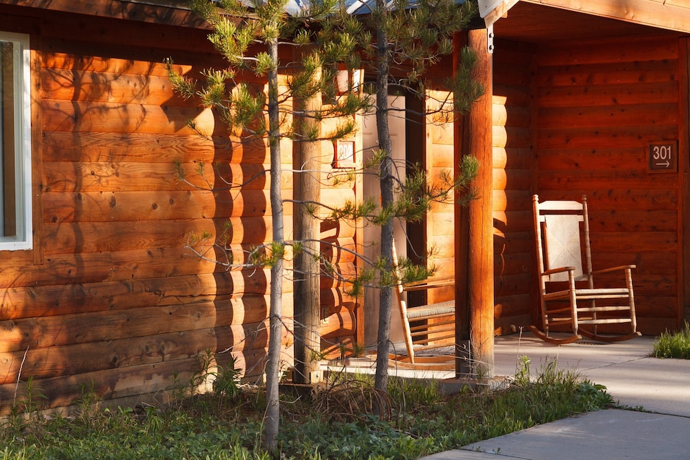 Headwaters Lodge And Cabins At Flagg Ranch 54/55