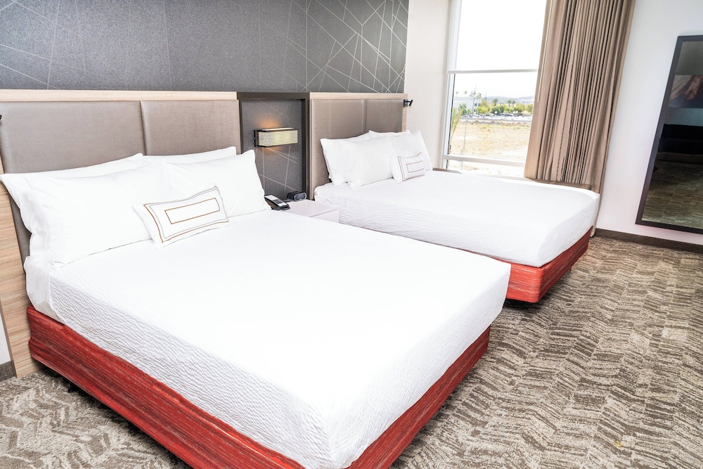 suite, multiple beds