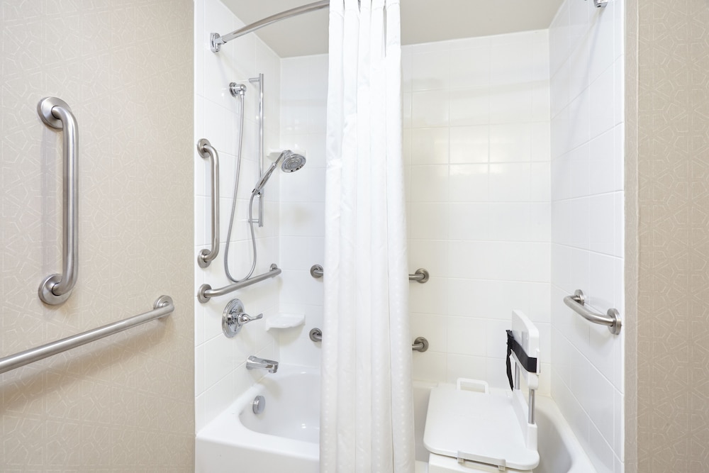 Holiday Inn Express Hampton Coliseum Central 13/80
