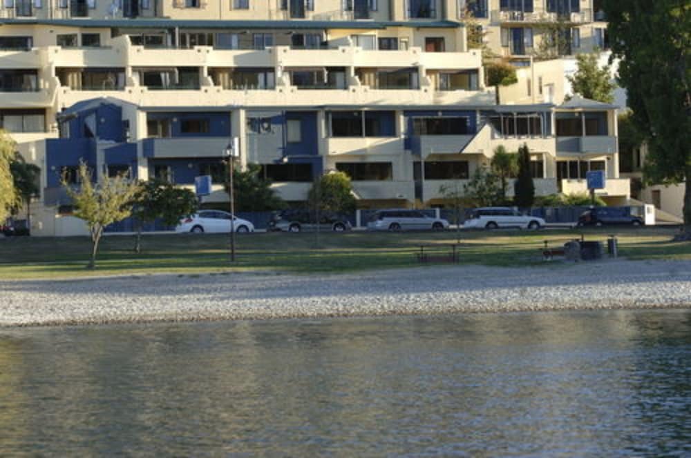 Lakefront Apartments and Lodges 40/49
