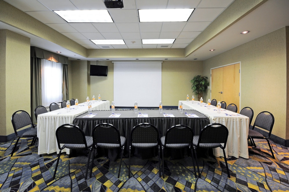 Holiday Inn Express Hotel and Suites Toluca Zona Aeropuerto 58/72