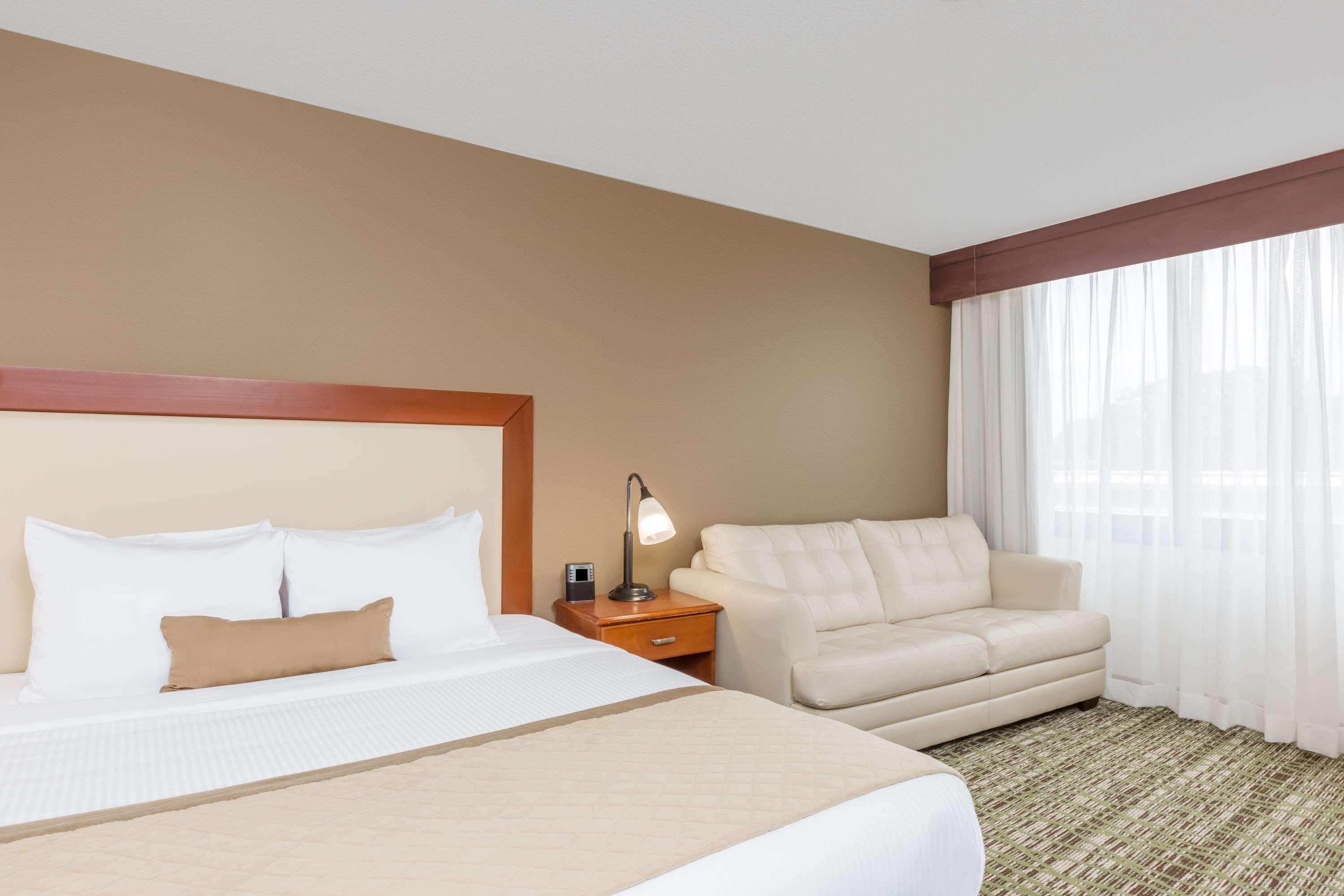 Clarion Hotel & Suites Mount Laurel 4/12