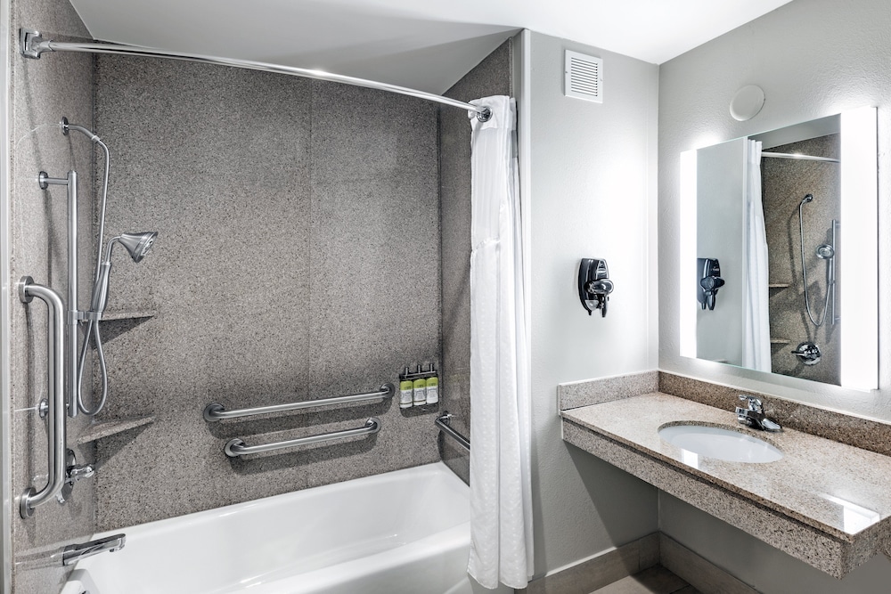 Holiday Inn Express Hotel And Suites Pryor 25/53
