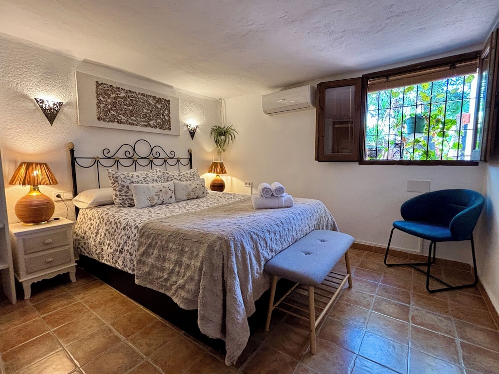 Standard, Queen Bed